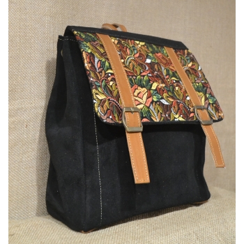 Mały plecak ze skóry zamszowej czarny z kwiatowym haftem